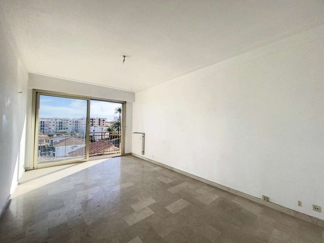 Appartement à SAINT-LAURENT-DU-VAR