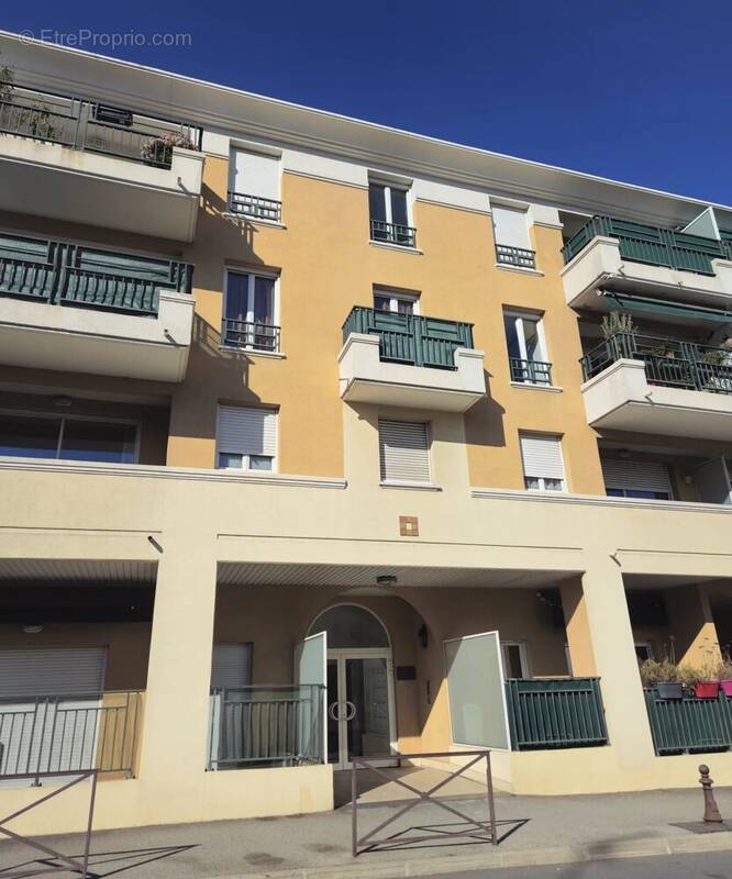 Appartement à SAINT-LAURENT-DU-VAR