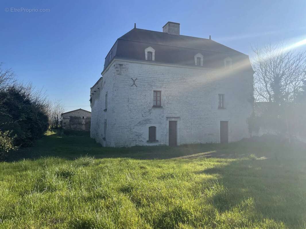 Maison à SAIRES