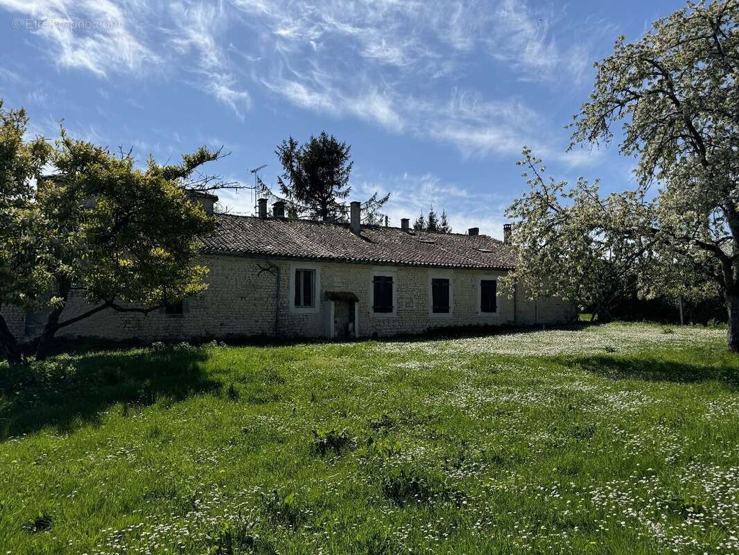Maison à SEGONZAC