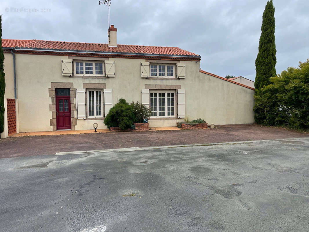 Maison à SAINT-MACAIRE-EN-MAUGES