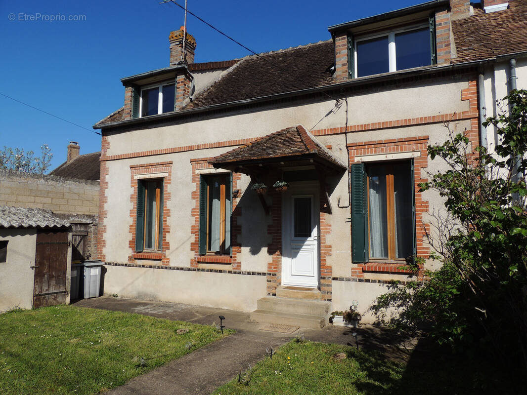 Maison à VILLENEUVE-LA-GUYARD