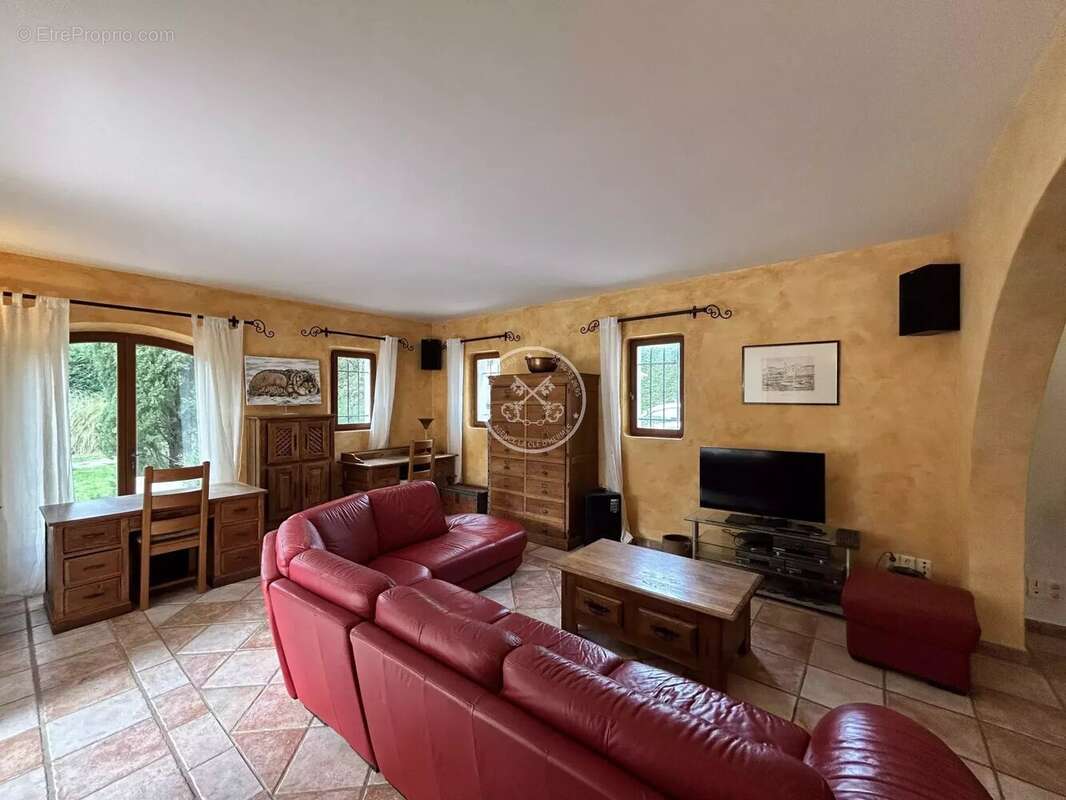 Maison à BAGNOLS-EN-FORET