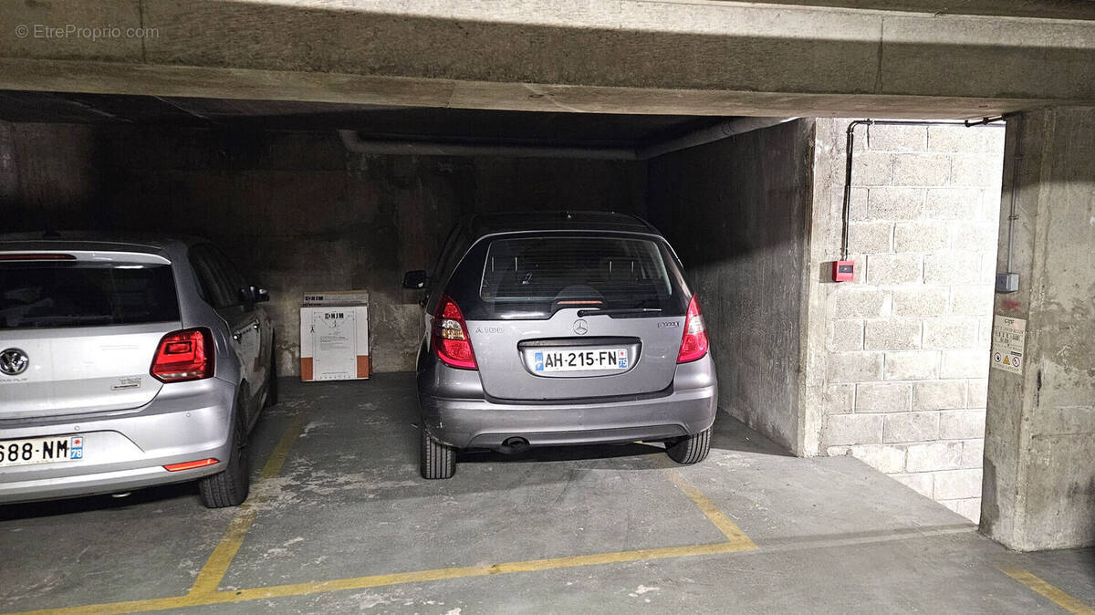 Parking à PARIS-17E