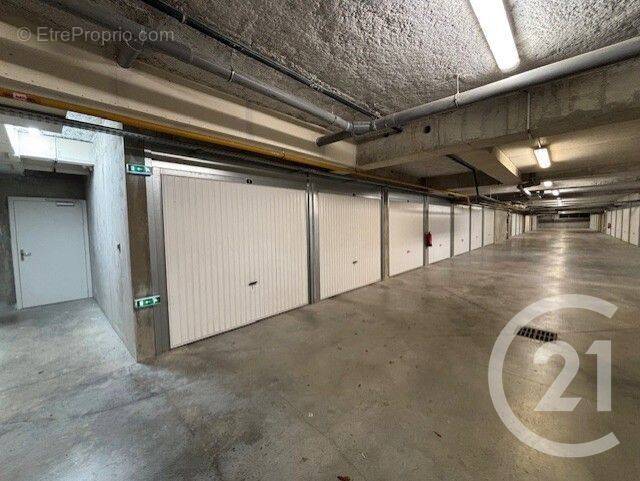 Parking à BRINDAS