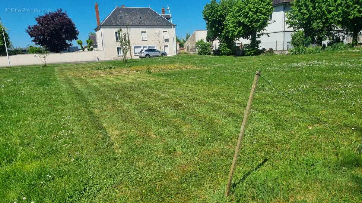 Terrain à MOULINS-SUR-YEVRE