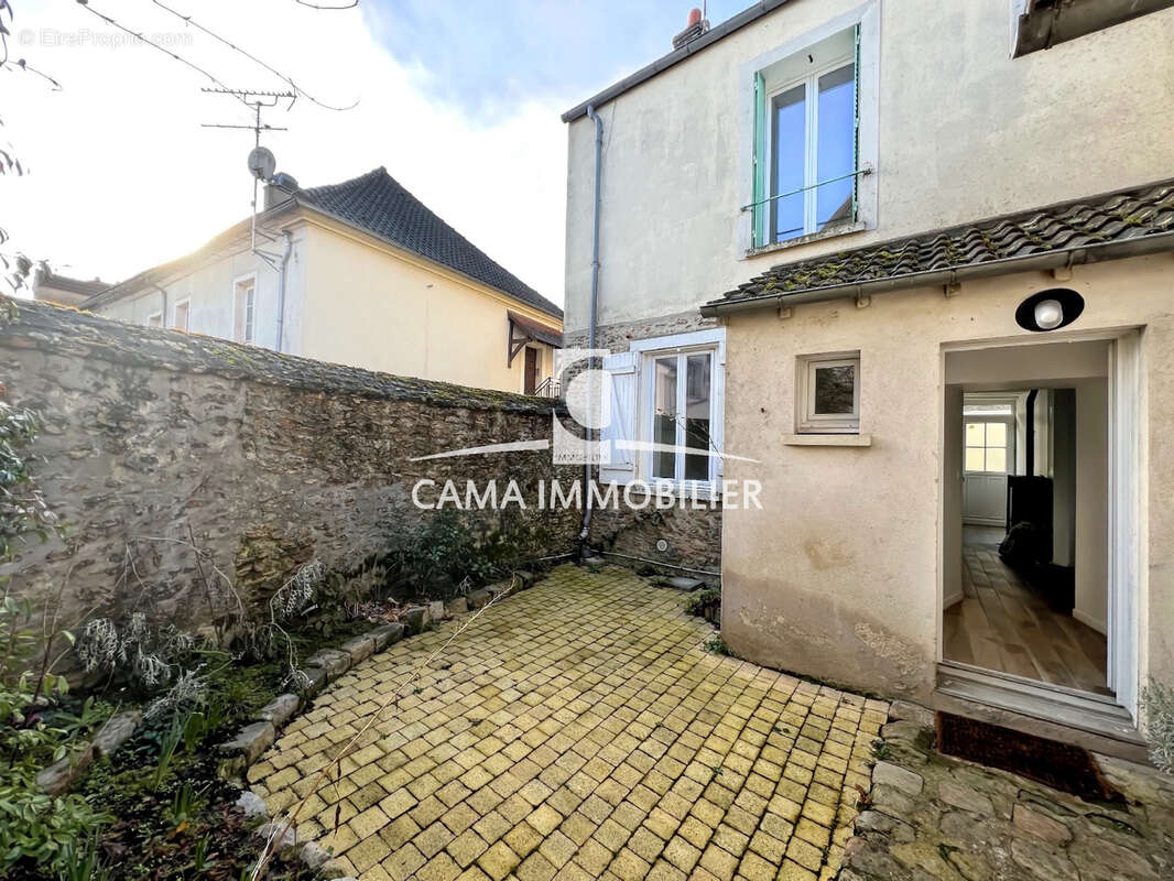 Maison à LA QUEUE-LES-YVELINES