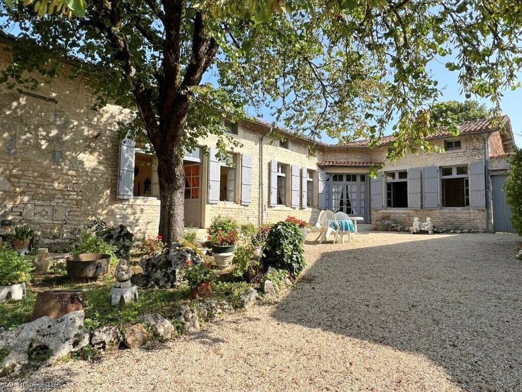 Maison à RUFFEC