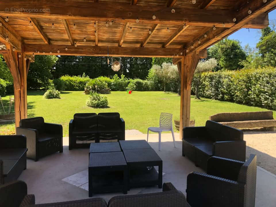Maison à ENTRAIGUES-SUR-LA-SORGUE