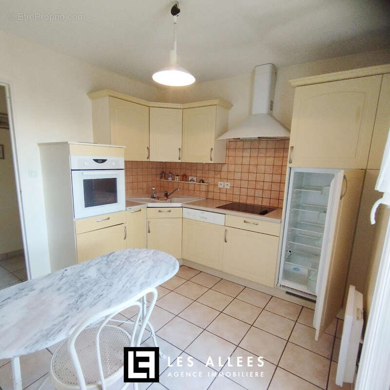 Cuisine ind avec balcon - Appartement à BOLLENE