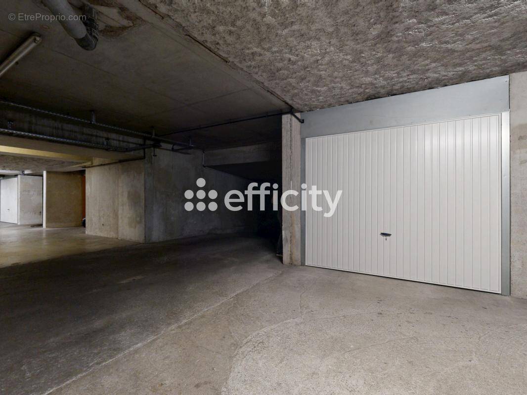 Parking à VAULX-EN-VELIN