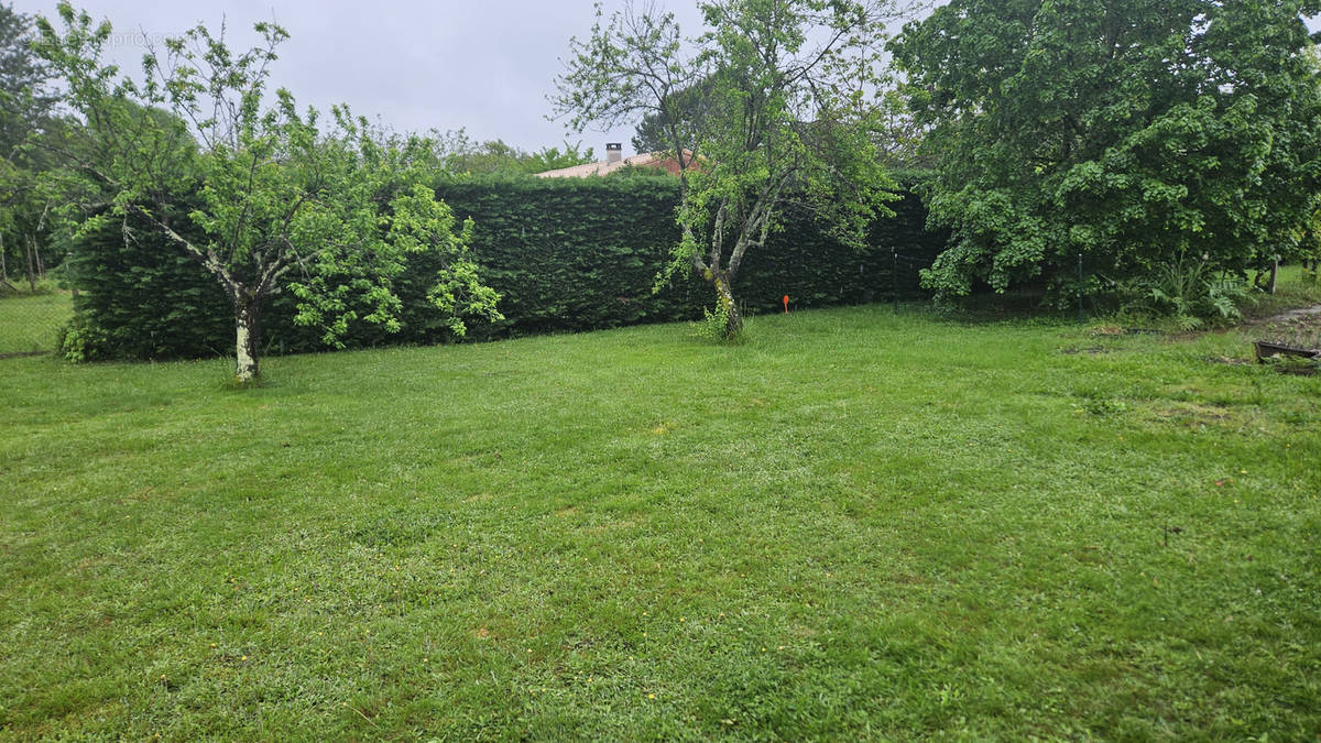 Terrain à SAINT-SULPICE