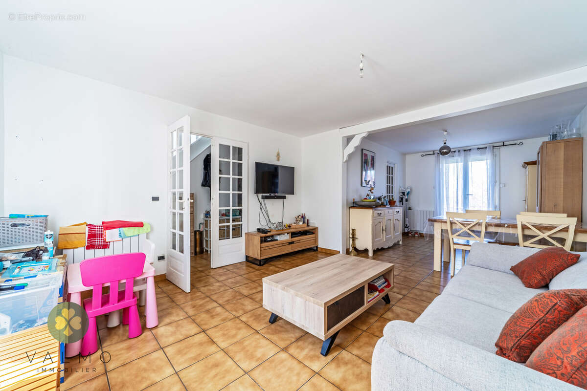 Maison à LA QUEUE-LES-YVELINES
