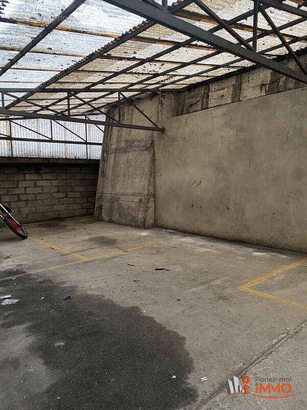 Parking à UNIEUX