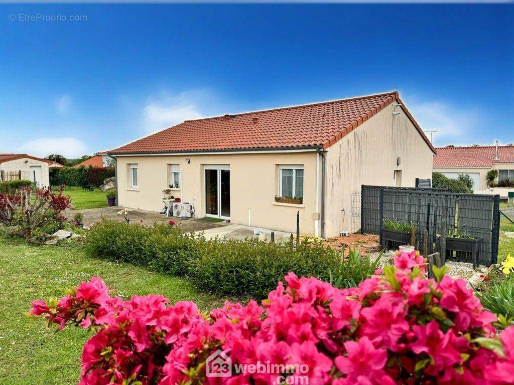 Maison construite en 2006 dans un quartier calme. - Maison à MAULEON