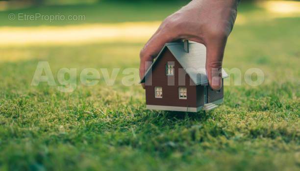 concept-of-selling-a-house-a-hand-is-holding-a-model-house-above-picture-id1148812518 - Appartement à MONTGERON
