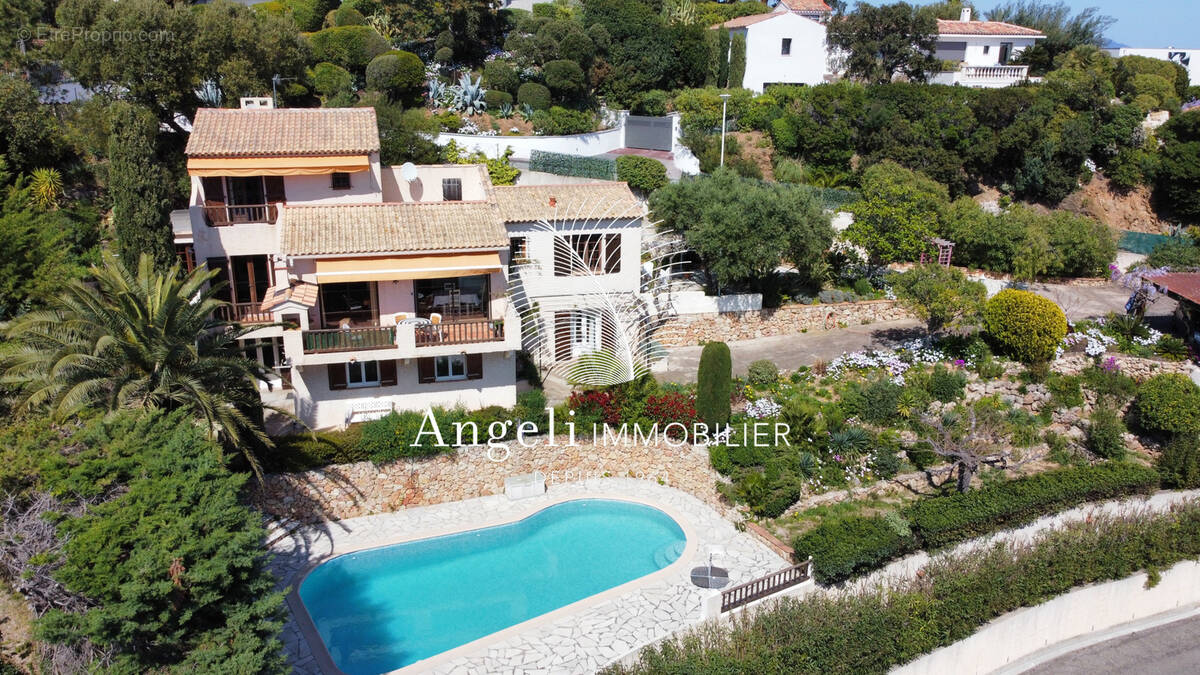 Maison à ROQUEBRUNE-SUR-ARGENS