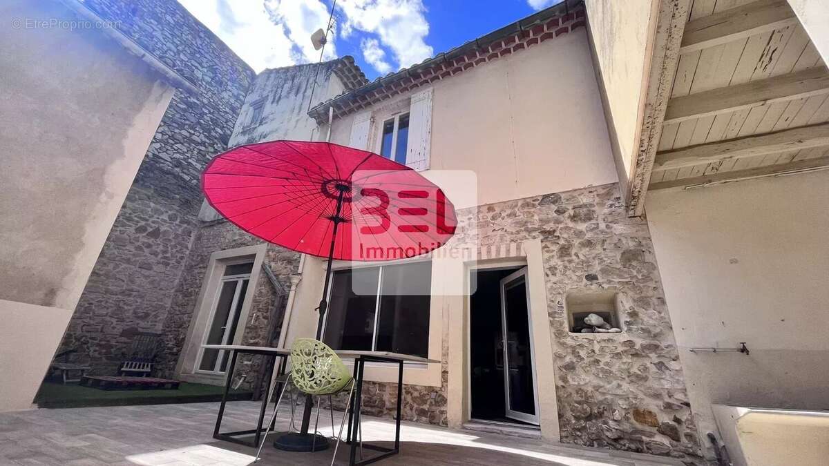 Maison à LAUDUN-L&#039;ARDOISE