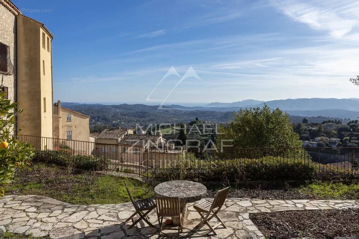 Maison à CHATEAUNEUF-GRASSE