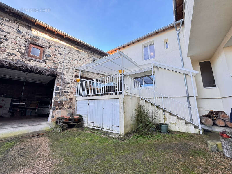 Maison à POULE-LES-ECHARMEAUX