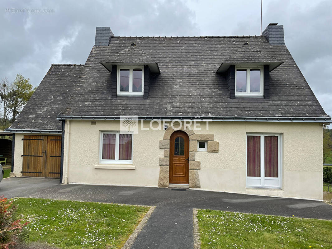 Maison à SAINT-JACUT-LES-PINS