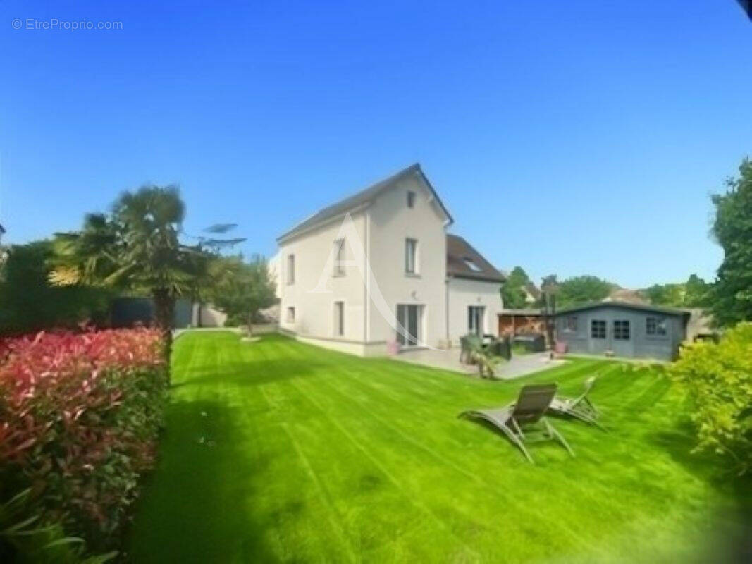Maison à JOUY-LE-MOUTIER