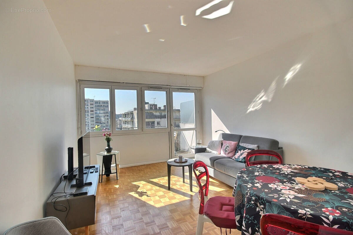 Appartement à COURBEVOIE