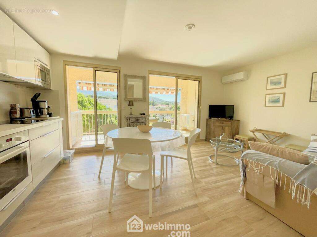 Séjour et cuisine ouverte entièrement équipée - Appartement à SAINTE-MAXIME