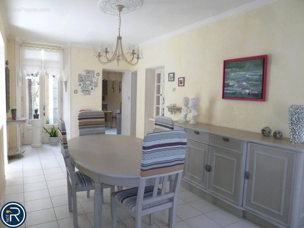 Maison à MONTSURS
