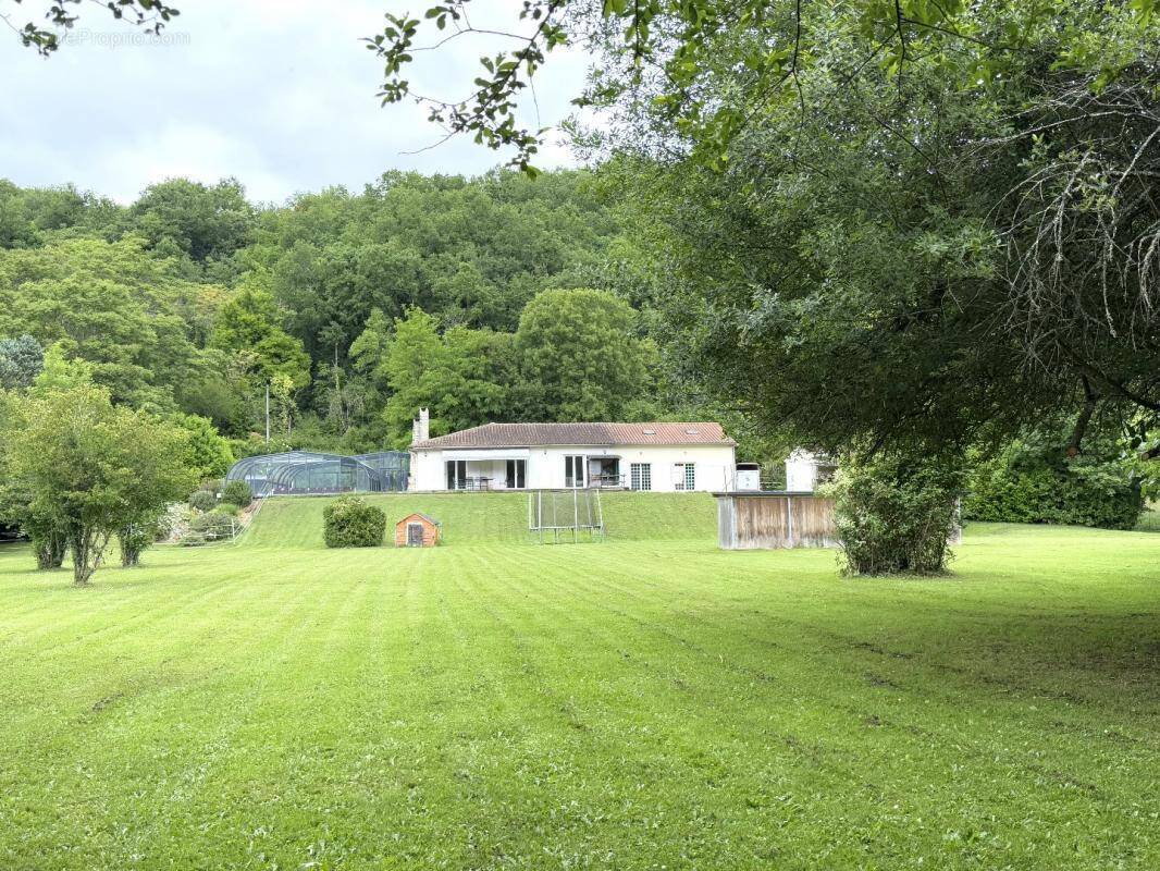 Maison à MAGNAC-SUR-TOUVRE