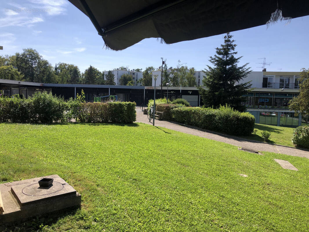 Photo 1 - Commerce à AVON