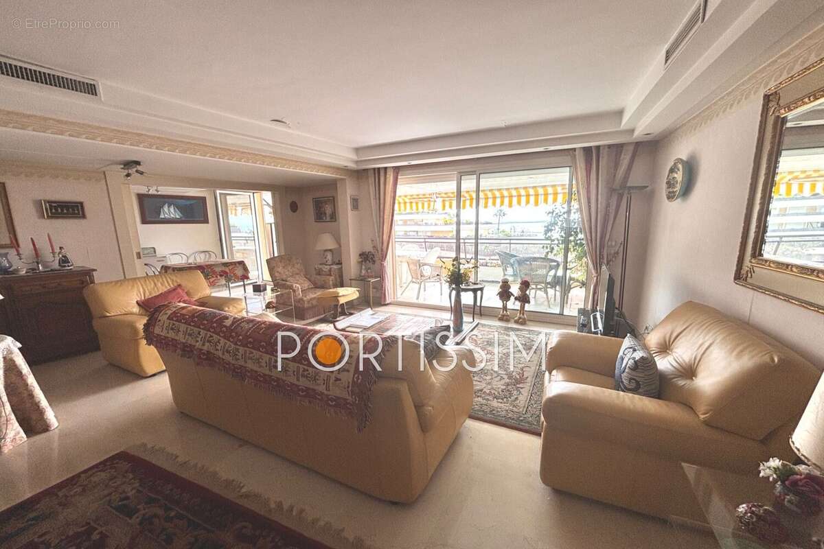 Appartement à SAINT-LAURENT-DU-VAR