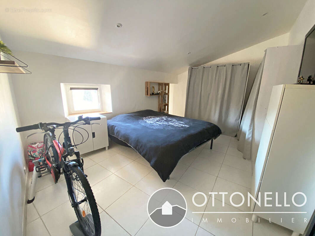 Appartement à ROQUEBRUNE-SUR-ARGENS