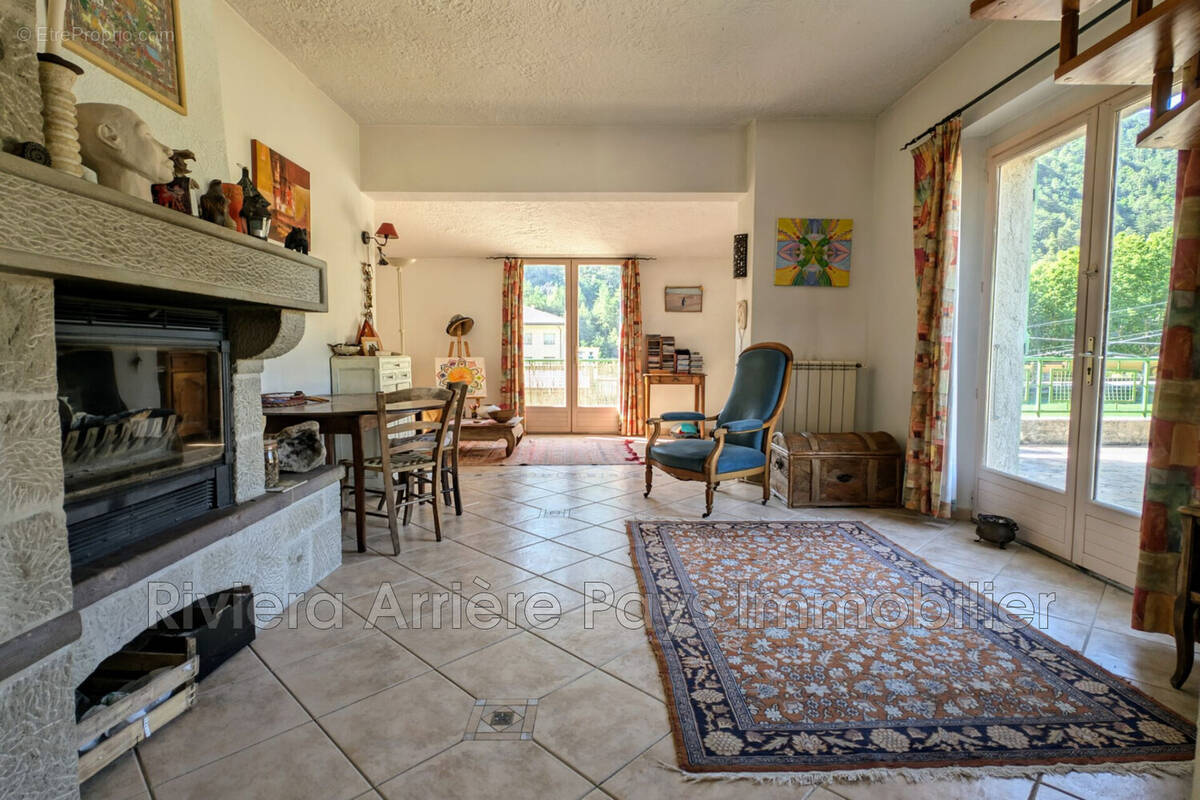Appartement à PUGET-THENIERS