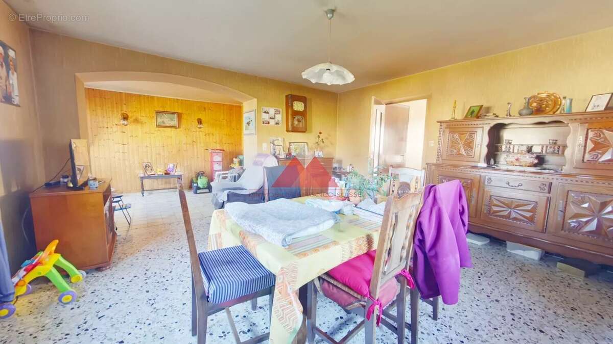 Maison à LA TOUR-DU-MEIX