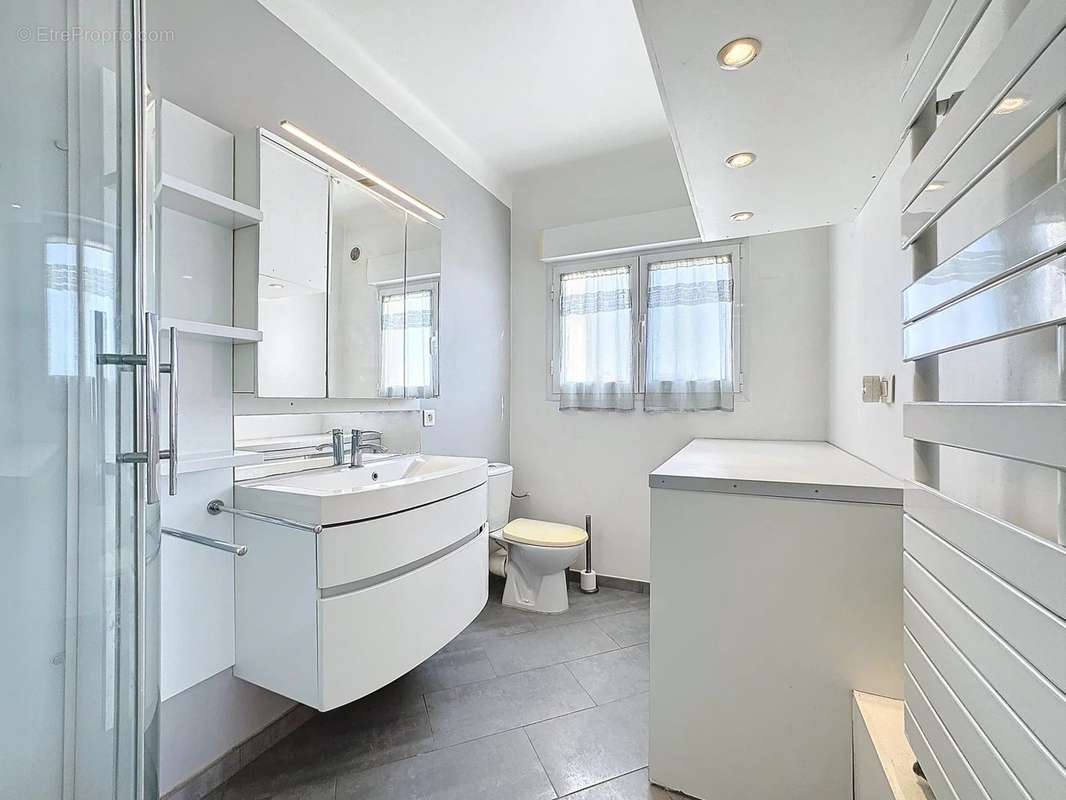 Appartement à SAINT-LAURENT-DU-VAR