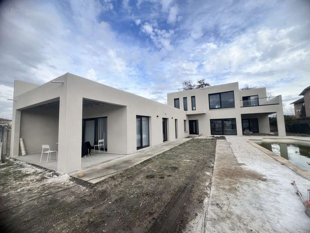 Maison à SURY-LE-COMTAL