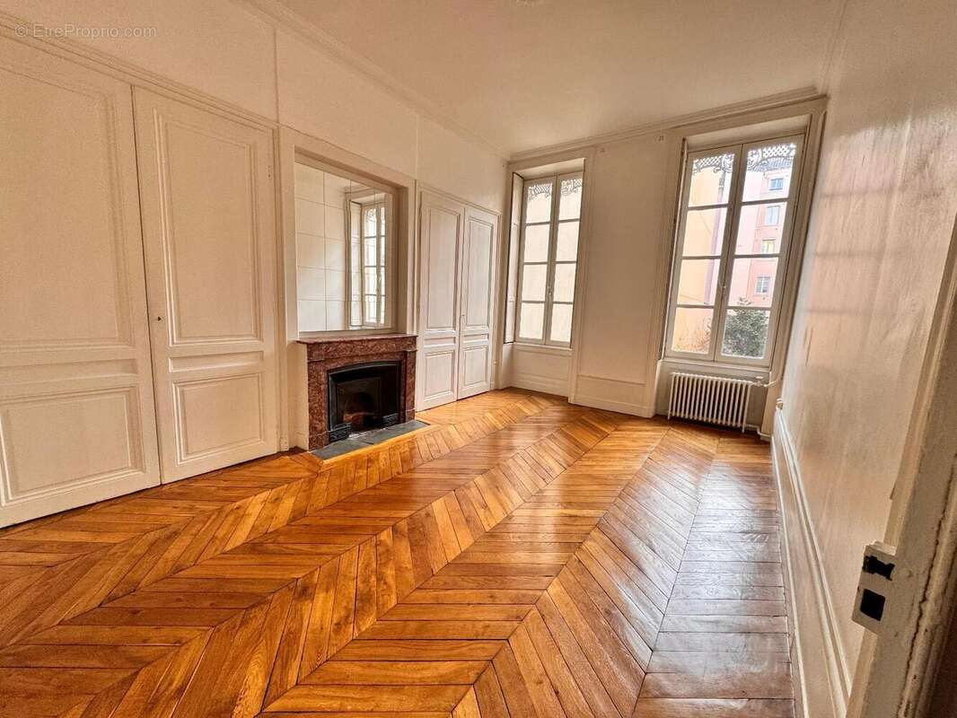   - Appartement à LYON-6E