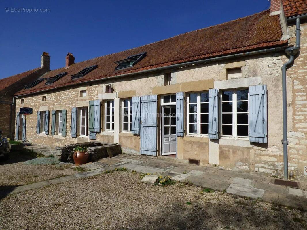 Maison à NOYERS