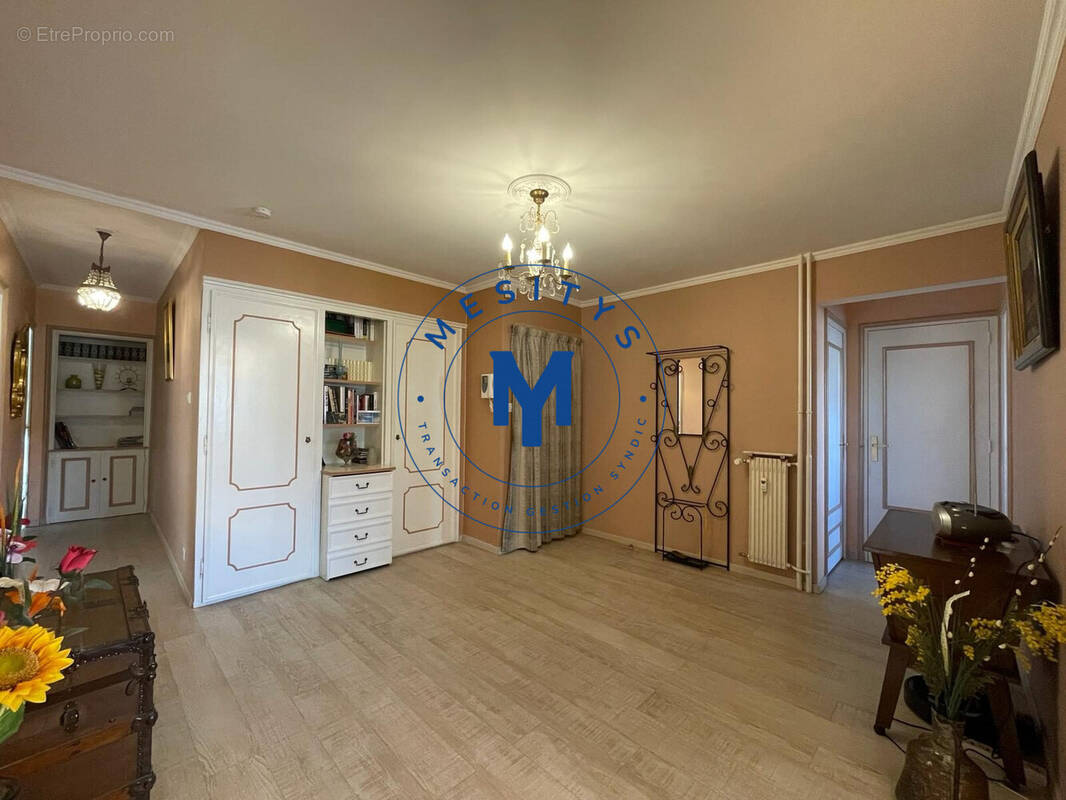 hall - Appartement à LE CHAMBON-FEUGEROLLES
