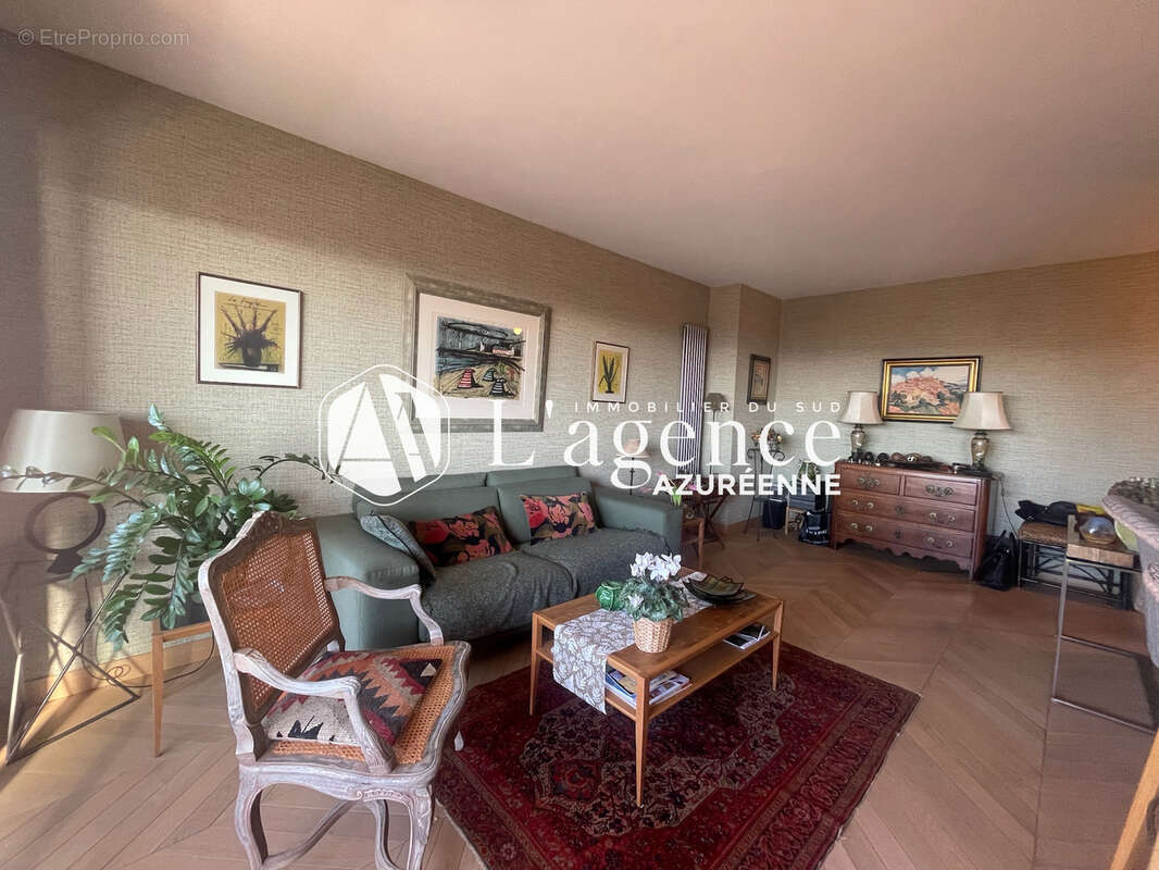 Appartement à SAINT-LAURENT-DU-VAR