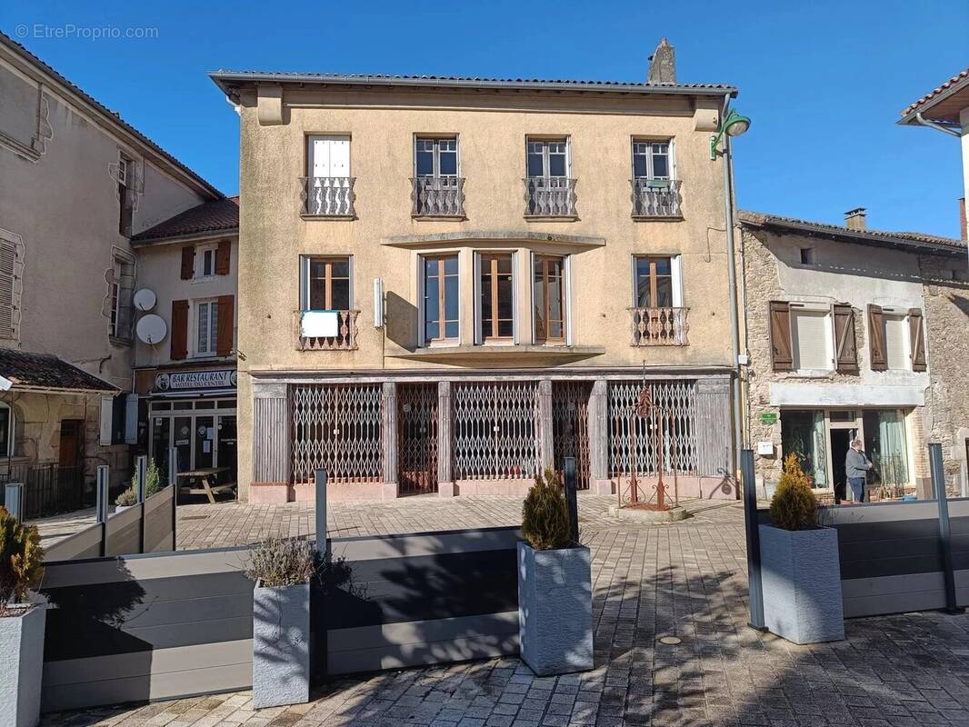 Maison à CHALUS