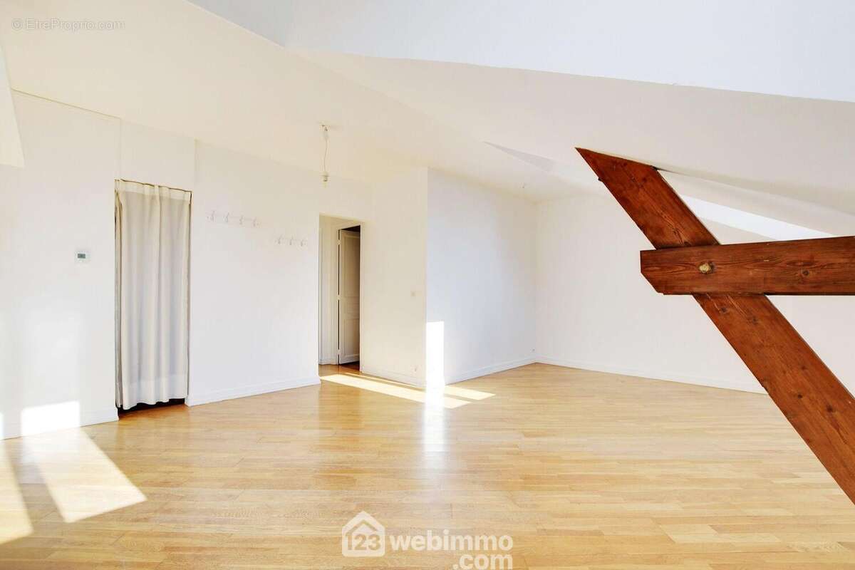 En dernier étage. - Appartement à SURESNES