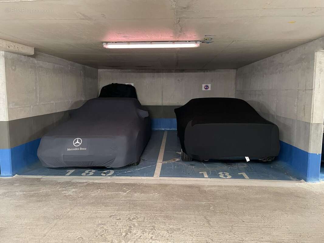 Emplacements simples cote à cote - Parking à SURESNES