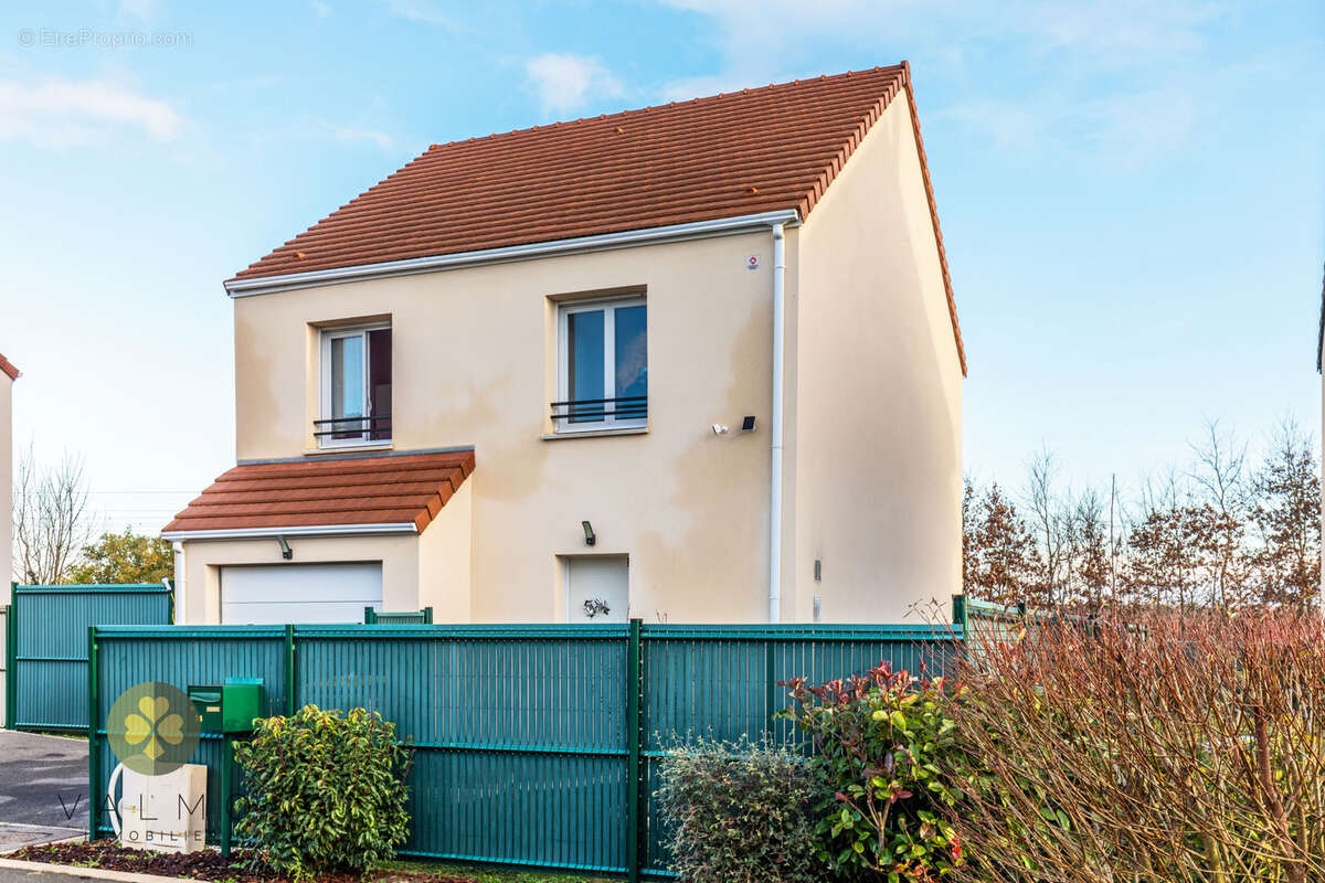 Maison à LA QUEUE-LES-YVELINES