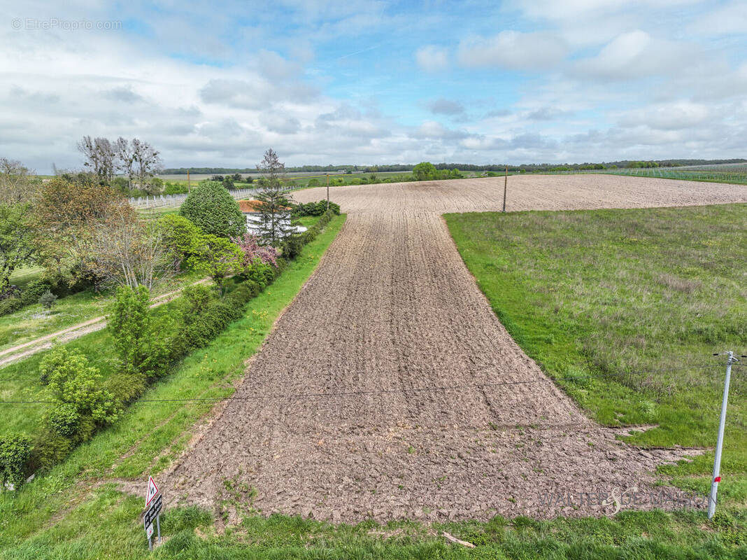 Terrain à DOMPIERRE-SUR-CHARENTE