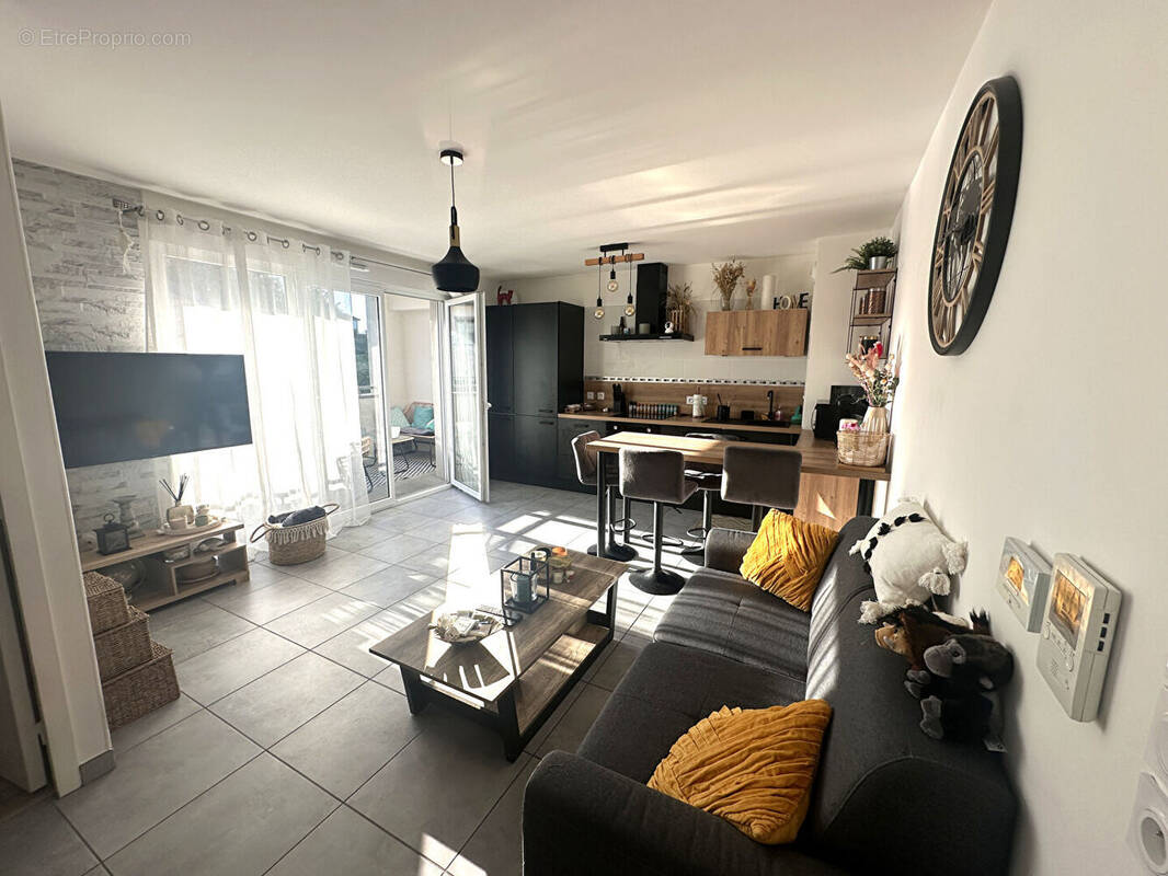 Appartement à GREZIEU-LA-VARENNE