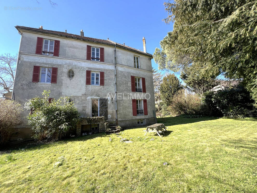 Maison à LA QUEUE-LES-YVELINES