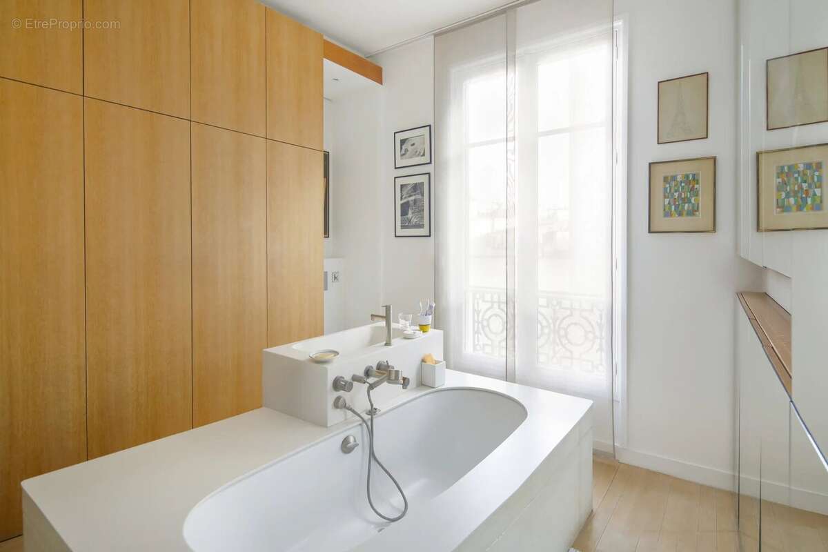 Appartement à PARIS-1E