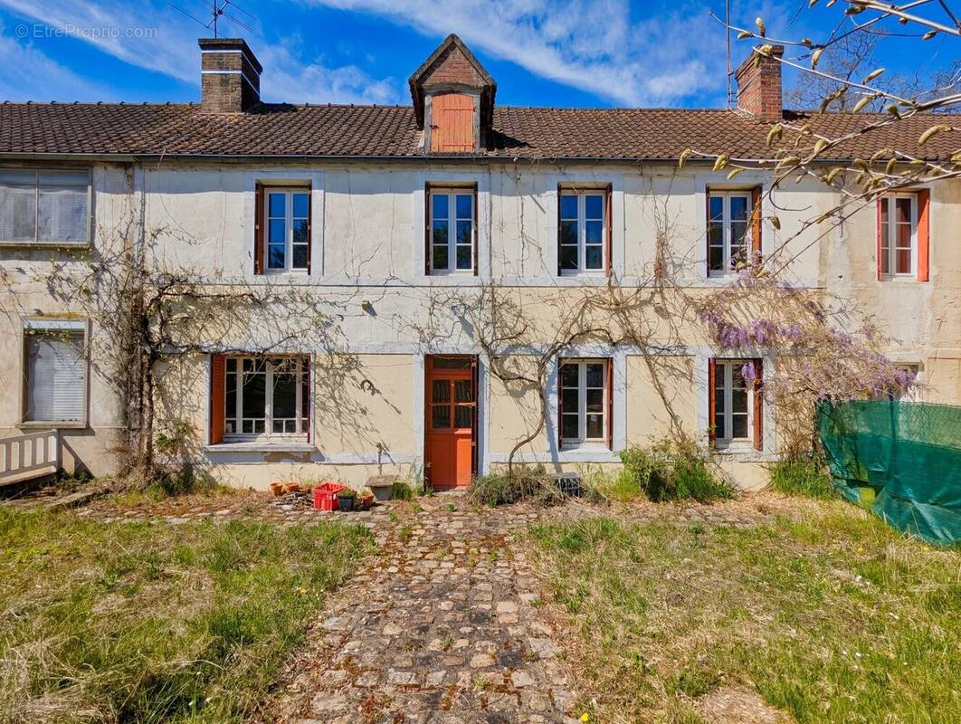 Maison à LA QUEUE-LES-YVELINES